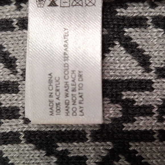 "MICHAEL KORS" ONE SIZE, 64in. Long, "MK" LOGO, GRAY AND BLACK, NWOT SCARF. - Picture 5 of 10
